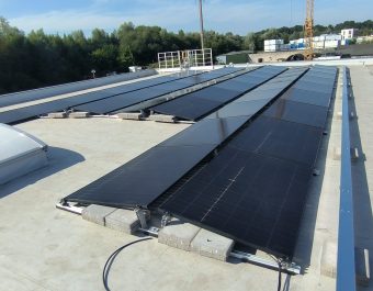 Photovoltaik Anlage auf Hausdach zur Stromerzeugung