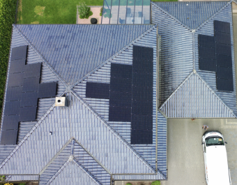 Photovoltaik Anlage auf Hausdach zur Stromerzeugung